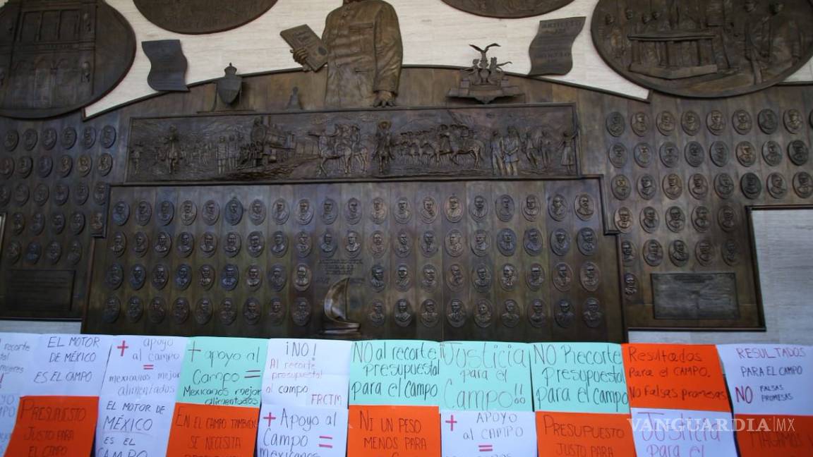 $!Campesinos encierran a diputados y trabajadores en San Lázaro