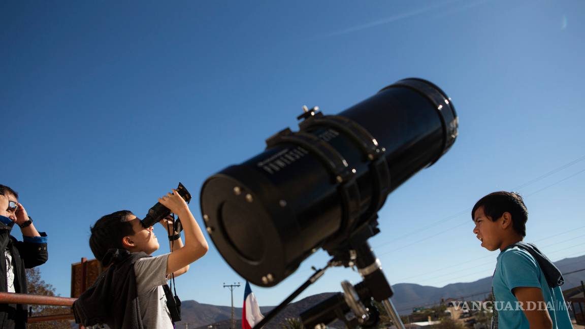 $!Miles de turistas, chilenos y extranjeros a la espera para presenciar el eclipse solar hoy en Chile