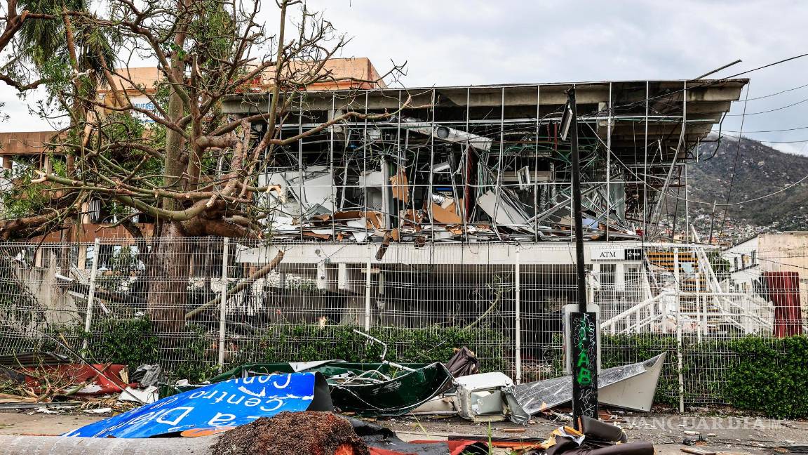 $!Escombros en una calle afectada por el paso del huracán Otis en el balneario de Acapulco, en el estado de Guerrero, México.
