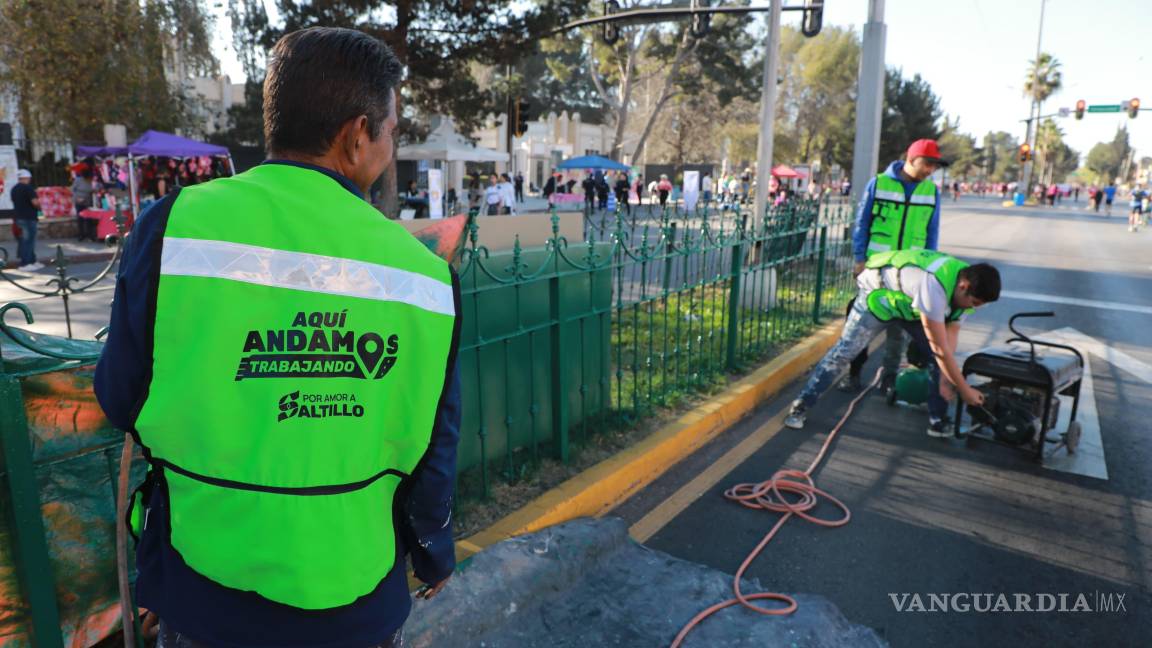 Reparan barandillas de camellón del buevar Venustiano Carranza, en Saltillo