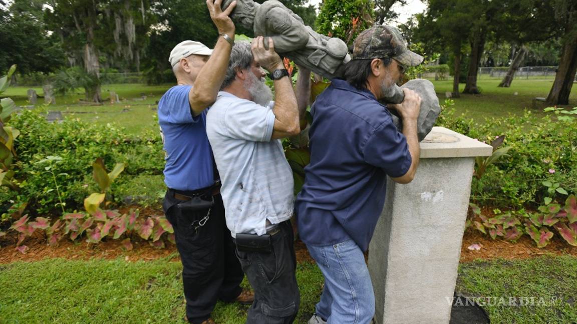 $!Monumentos y estatuas son víctimas de la ira y las protestas antirracistas en todo el mundo (fotos)