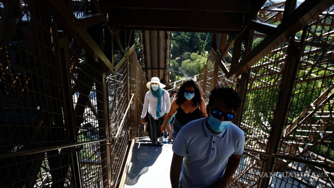 $!Así es cómo los turistas visitan la Torre Eiffel con restricciones por la pandemia del coronavirus en Francia (fotos)