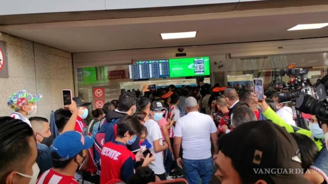 Afición reciben a Chivas en el Aeropuerto, previo al Clásico Nacional