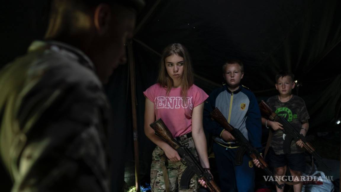 Niños y jóvenes aprenden a matar en Ucrania (Fotogalería)
