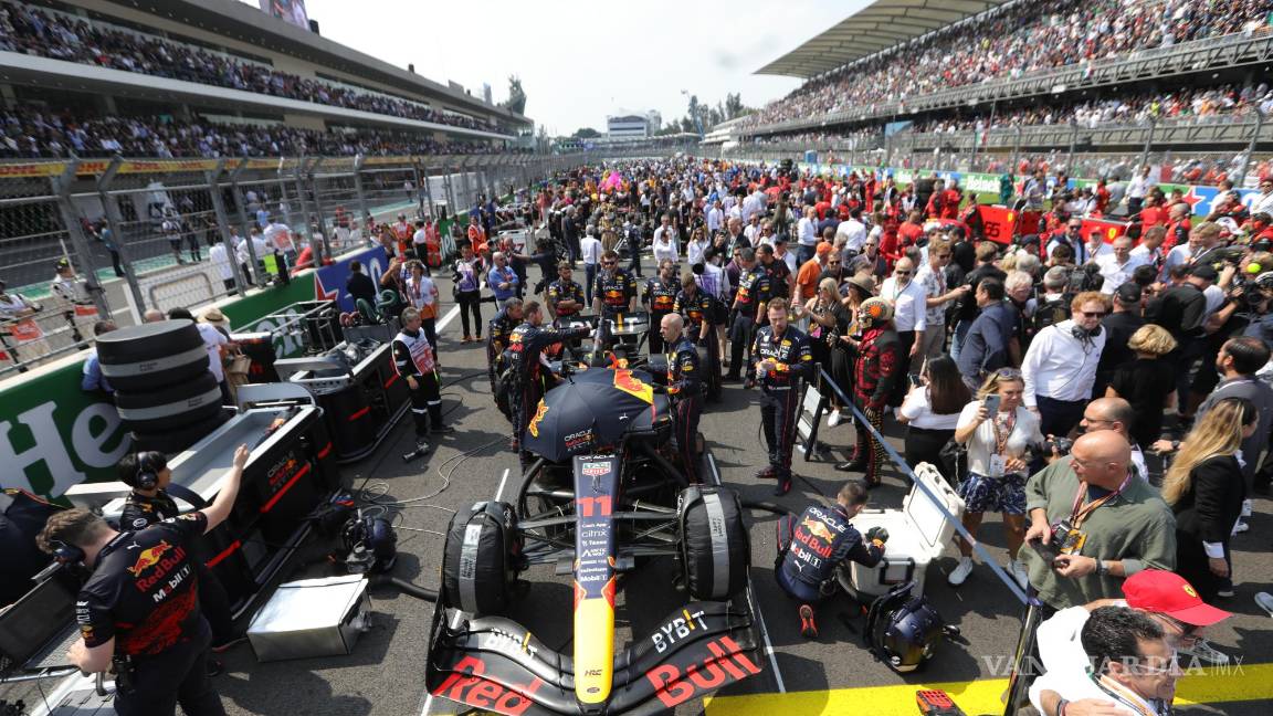 $!Los pilotos se preparan en la linea de salida previo al Gran Premio de Fórmula Uno de Ciudad de México en el Autódromo Hermanos Rodríguez.
