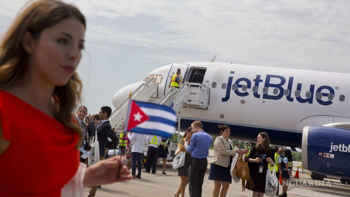 Arriba histórico vuelo comercial de EU a Cuba