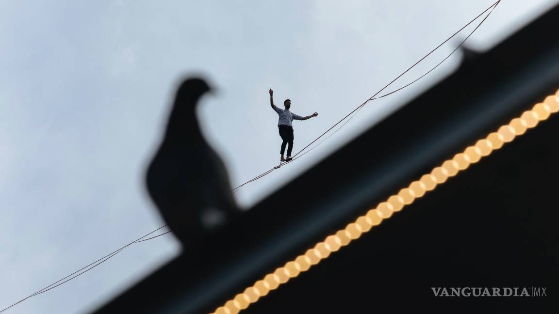 $!El acróbata francés Nathan Paulin intenta caminar por una cuerda floja desde la Torre Eiffel a través del río Sena, en París, como parte de los eventos en Francia para los Días del Patrimonio Nacional. AP/Lewis Joly