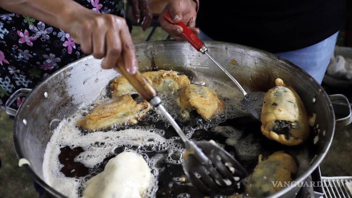 $!Vista de la elaboración del chile en nogada, en la feria del típico platillo en San Nicolás de los Ranchos, Puebla (México).