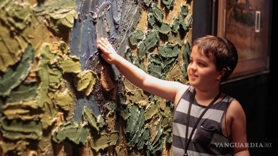 $!Niño 'tocando' el arte en Meet Vincent Van Gogh.EFE/Proactiv