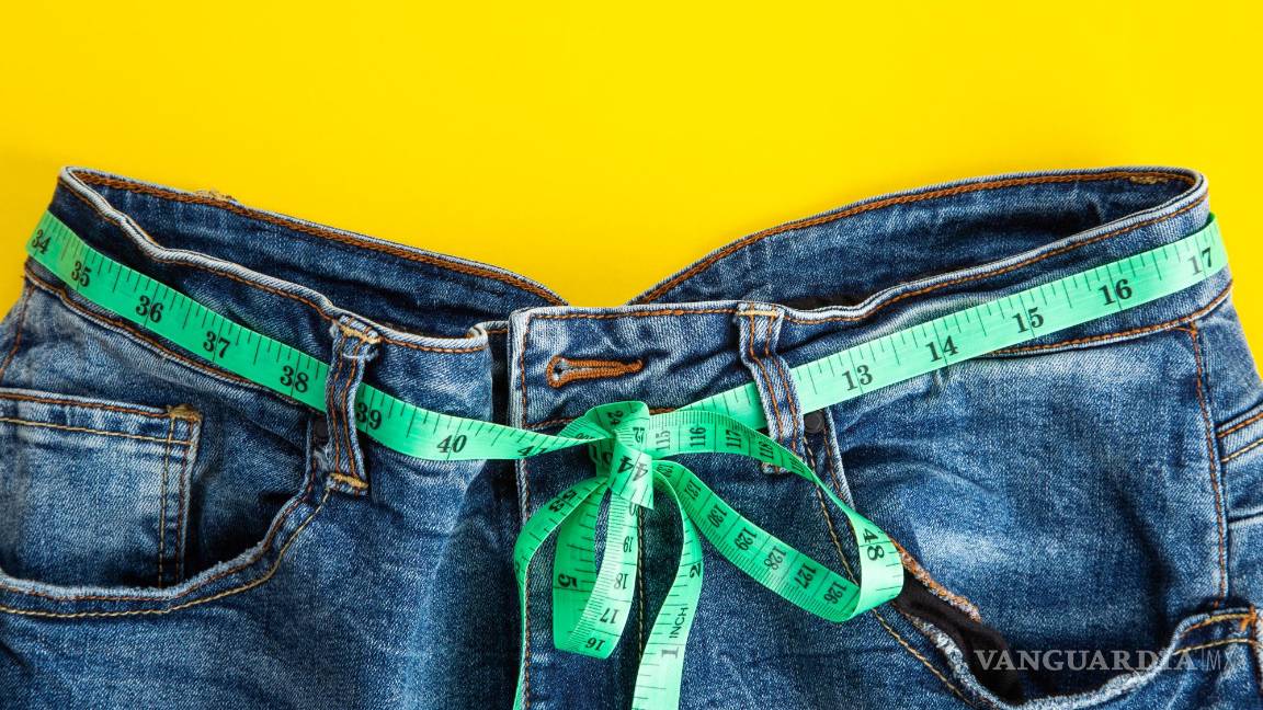 $!Pantalones vaqueros con cinta métrica como cinturón.