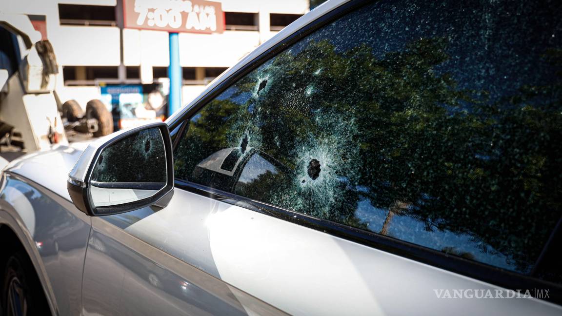 $!CULIACÁN, SINALOA, 28 ENERO 2026.- Los diputados de Movimiento Ciudadano, Sergio Torres Félix y Elizabeth Montoya Ojeda, fueron atacados a balazos este miércoles mientras se desplazaban por el Paseo Niños Héroes, en pleno centro de Culiacán. Los legisladores fueron agredidos tras retirarse del Congreso local y señalaron que iban rumbo a la Ciudad de México.