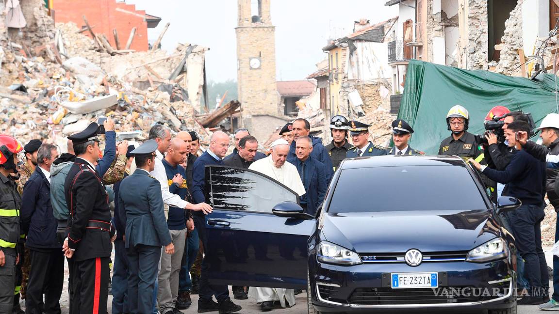 $!Papa Francisco visita de sorpresa Amatrice, pueblo italiano devastado por el terremoto (fotos)