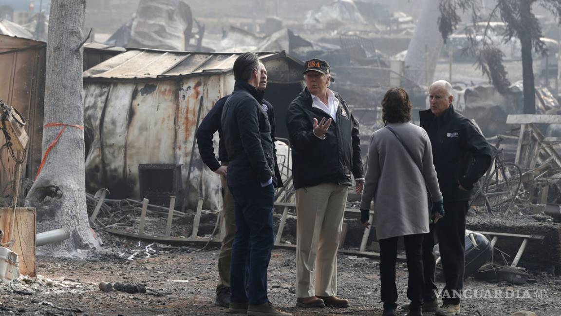 Trump visita zona devastada por incendios en California