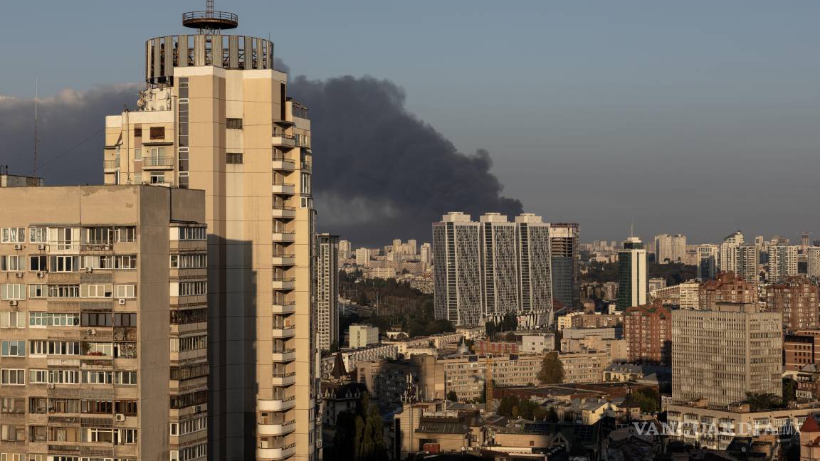 $!Humo se eleva sobre la capital de Ucrania tras un ataque ruso con drones y misiles contra Kiev.