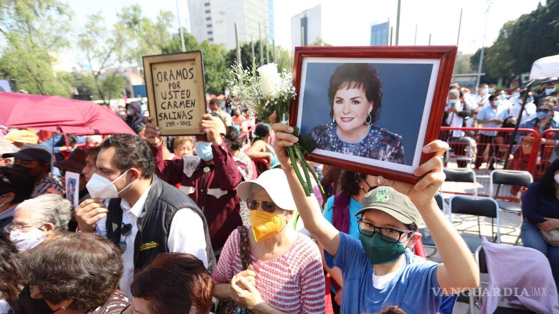 $!El féretro llegó escoltado por María Eugenia Plascencia, hija de la actriz, y familiares, quienes fueron recibidos por el productor Juan Osorio.