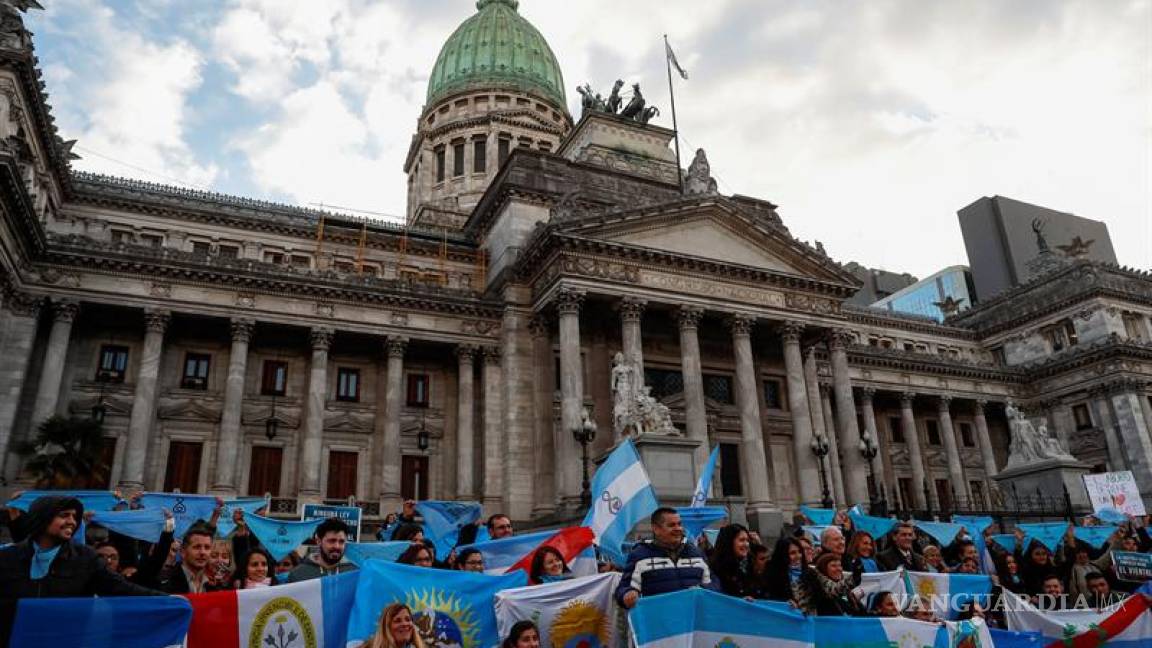 Celebran misa por &quot;las dos vidas&quot; en medio de debate por aborto en Argentina