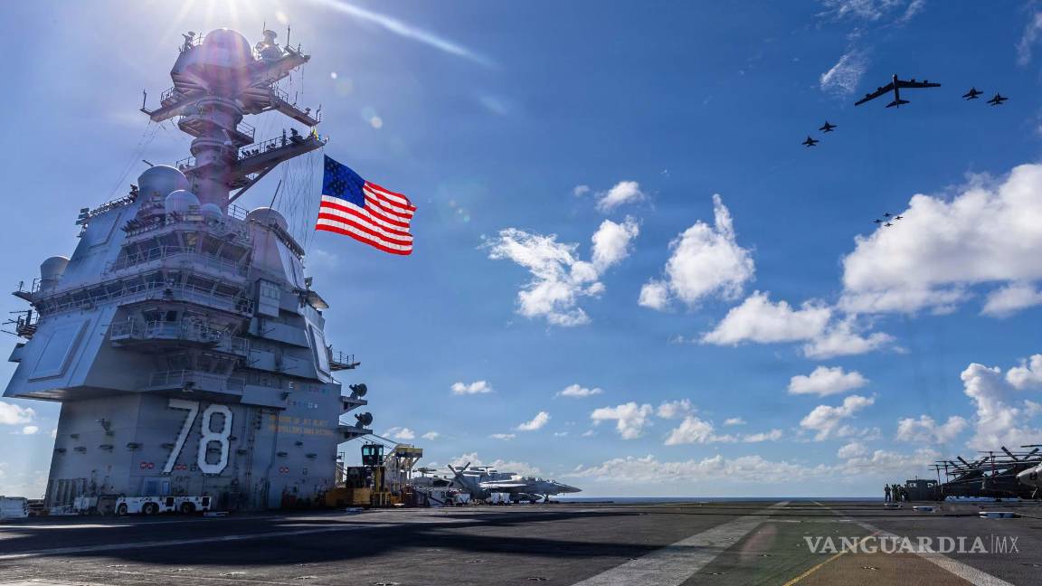 $!El portaaviones Gerald R. Ford y un bombardero B-52 de la Fuerza Aérea de EU operando en aguas internacionales.