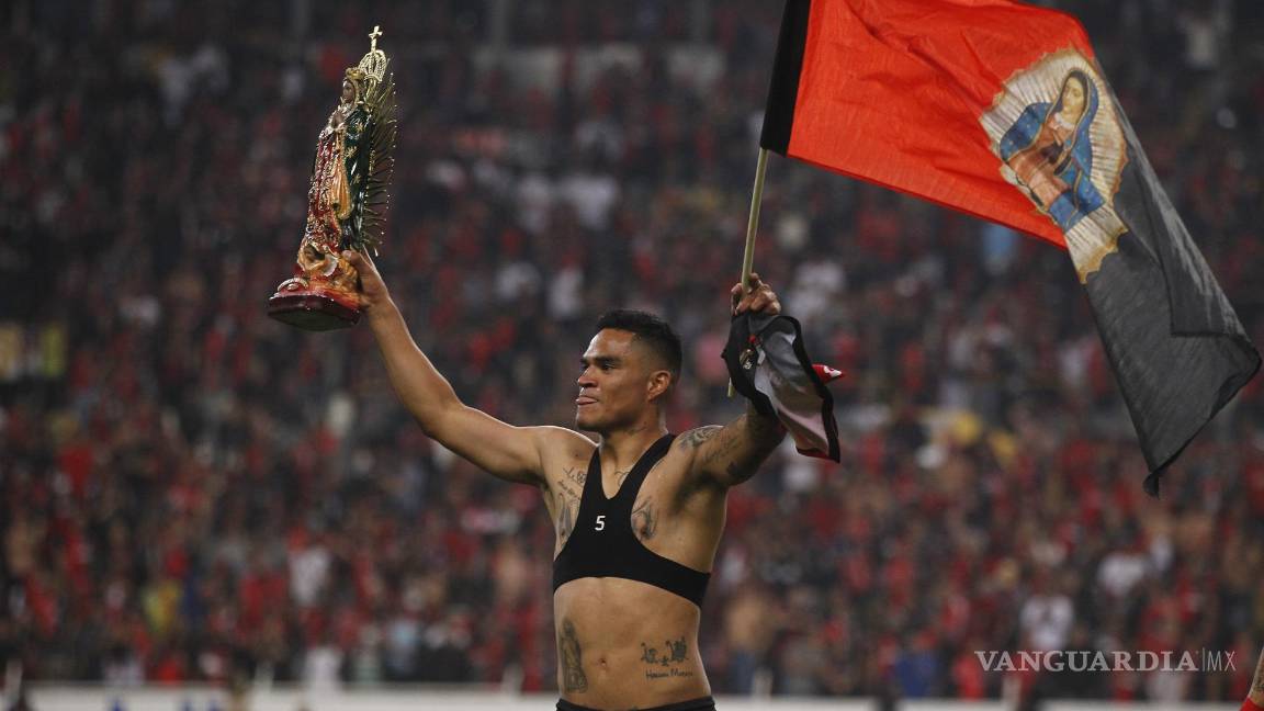 $!Anderson Santamaría del Atlas festeja con una imagen de la Virgen de Guadalupe. EFE/Francisco Guasco