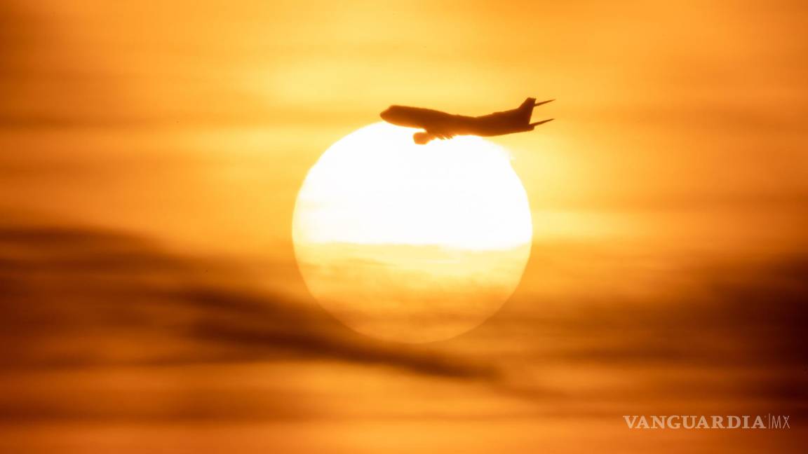 $!Un Boeing 747 despega del aeropuerto internacional de Fráncfort del Meno (Alemania) durante el atardecer. EFE/Constantn Zinn