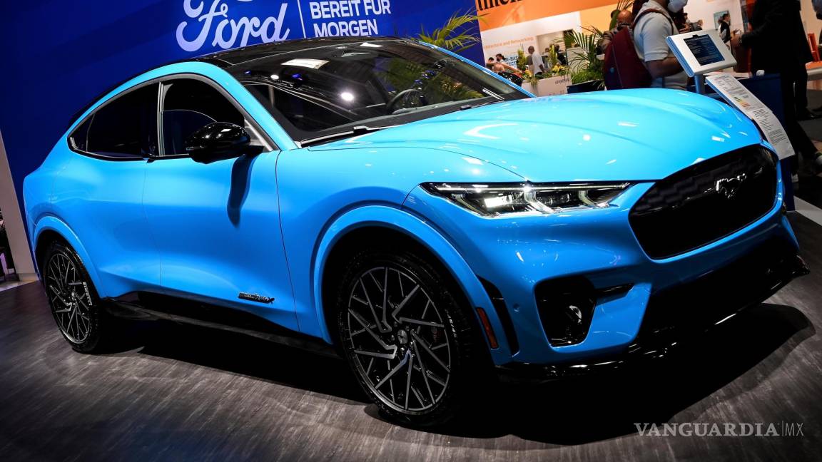 $!El Ford Mustang Mach E 4X totalmente eléctrico en exhibición en el primer día de vista previa para la prensa del Salón Internacional del Automóvil IAA en Munich, Alemania. EFE/EPA/Sascha Stenbach