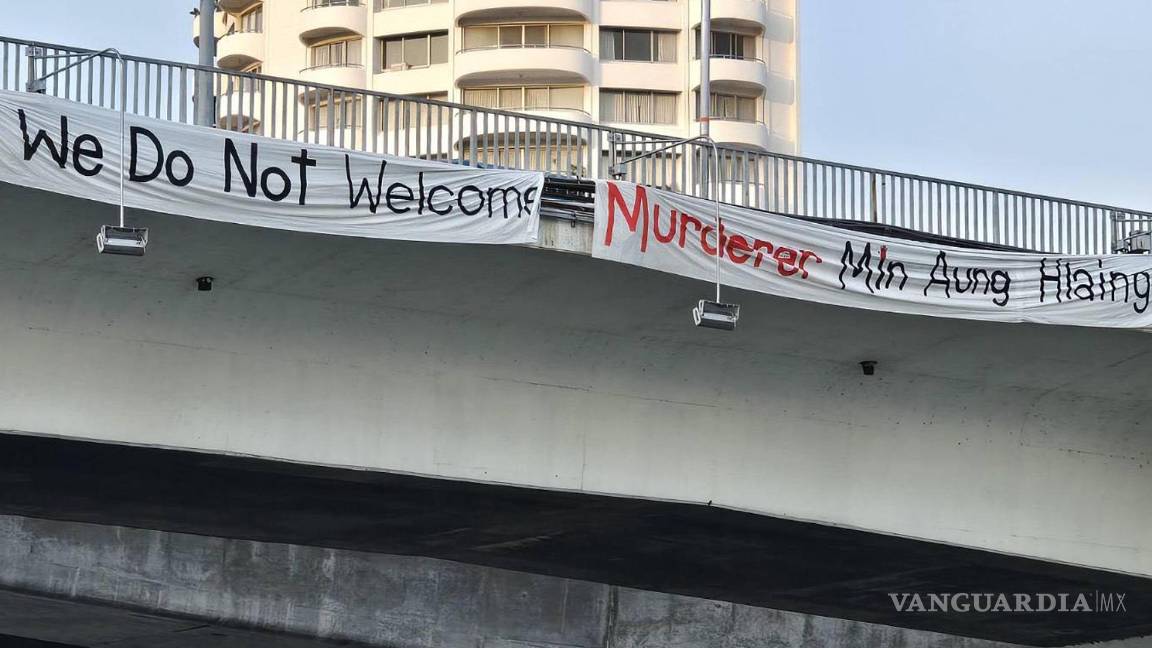 $!Grupos opuestos a la junta militar de Birmania protestan contra la visita a Bangkok del general golpista, Min Aung Hlaing.