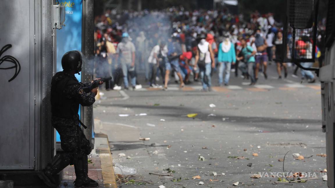 $!Con gas lacrimógeno policía dispersa a manifestantes opositores en Venezuela