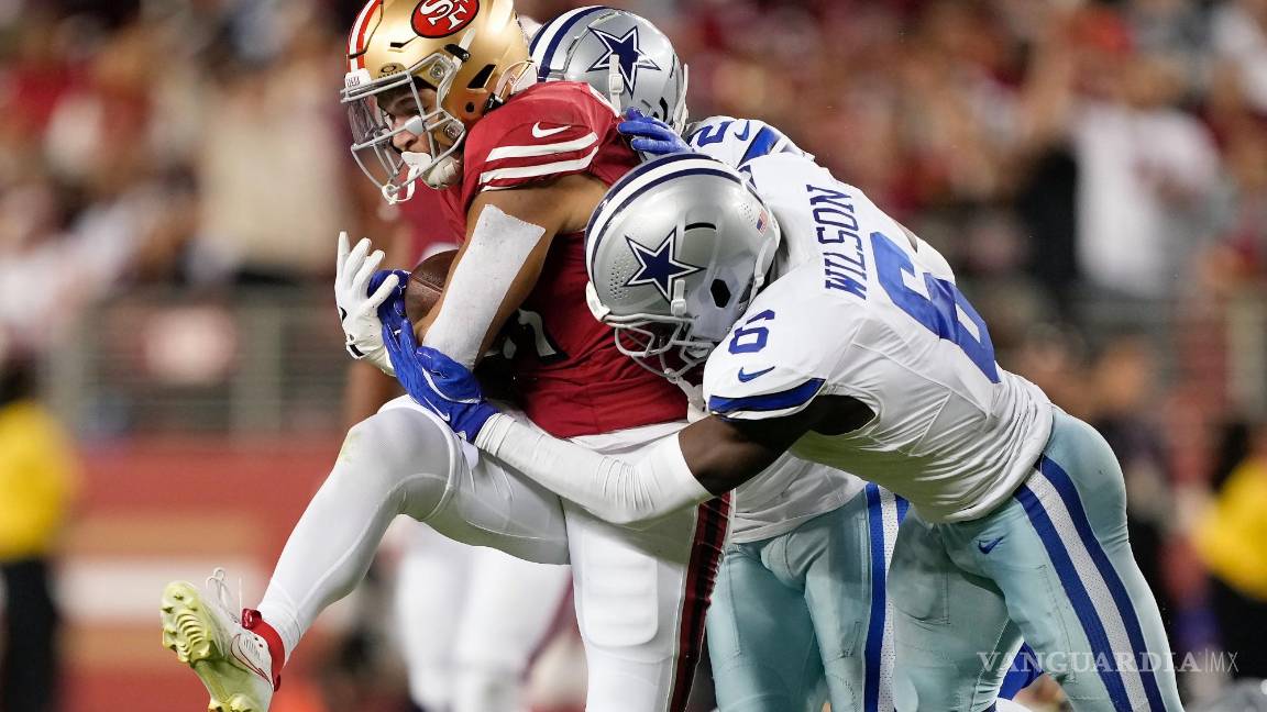 $!El corredor de los San Francisco 49ers, Isaac Guerendo, (i), corre contra el safety de los Dallas Cowboys, Donovan Wilson (6), y el esquinero Jourdan Lewis.