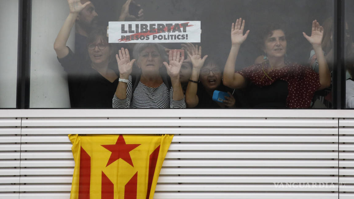Supremo español impone penas de cárcel a nueve líderes catalanes