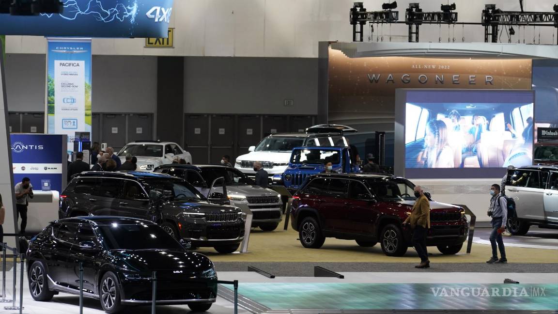 $!Los autos de varios fabricantes de automóviles se exhiben en el salón del automóvil AutoMobility LA en Los Ángeles, California. AP/Marcio Jose Sanchez