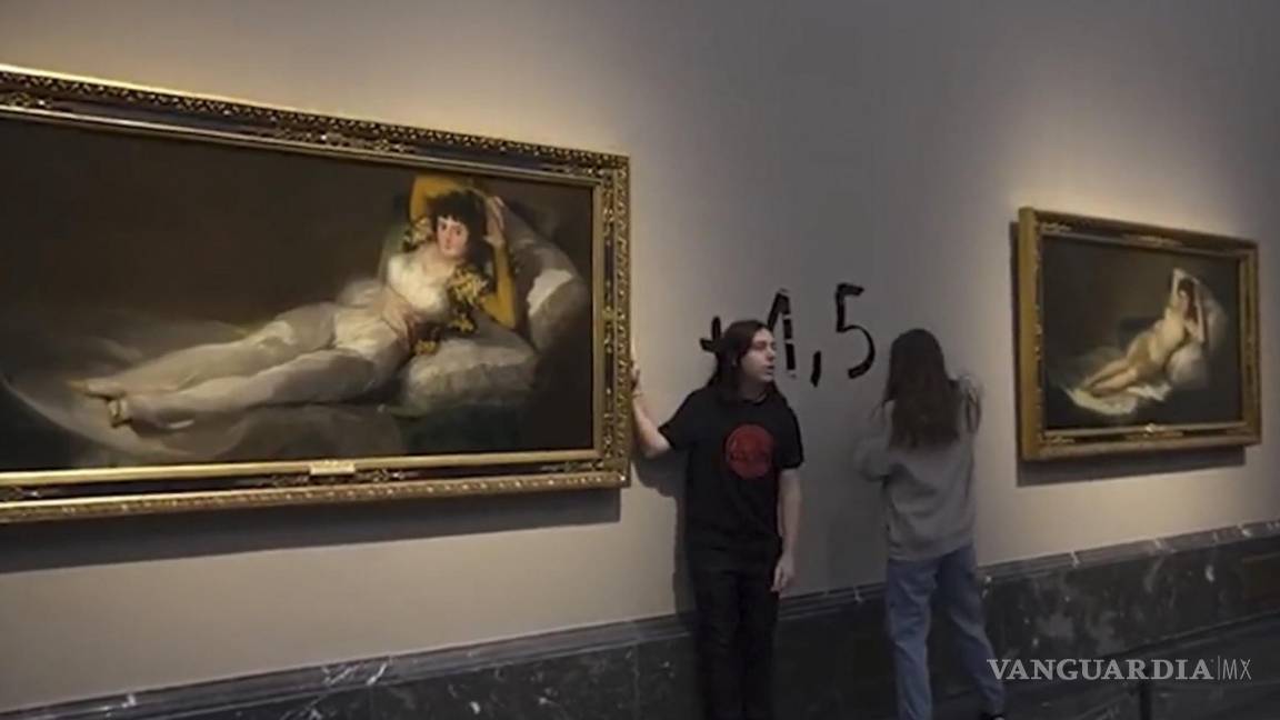 Dos activistas se pegan a ‘La maja desnuda’ en el Prado