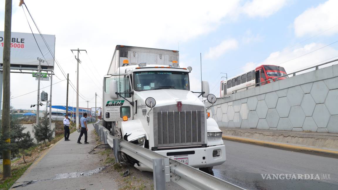 $!Por evitar choque, impacta una barrera