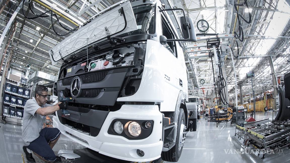 Detiene Mercedes producción en Estados Unidos por cierre en México