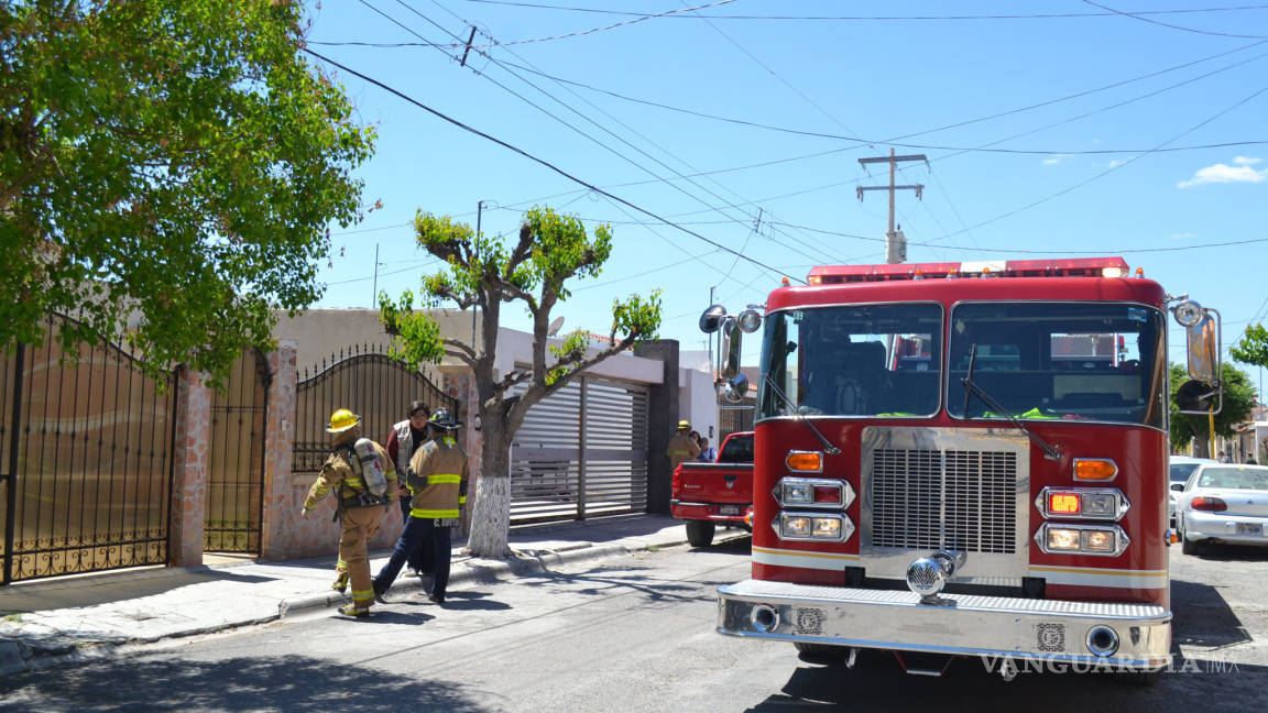 Arde casa; salvan loro