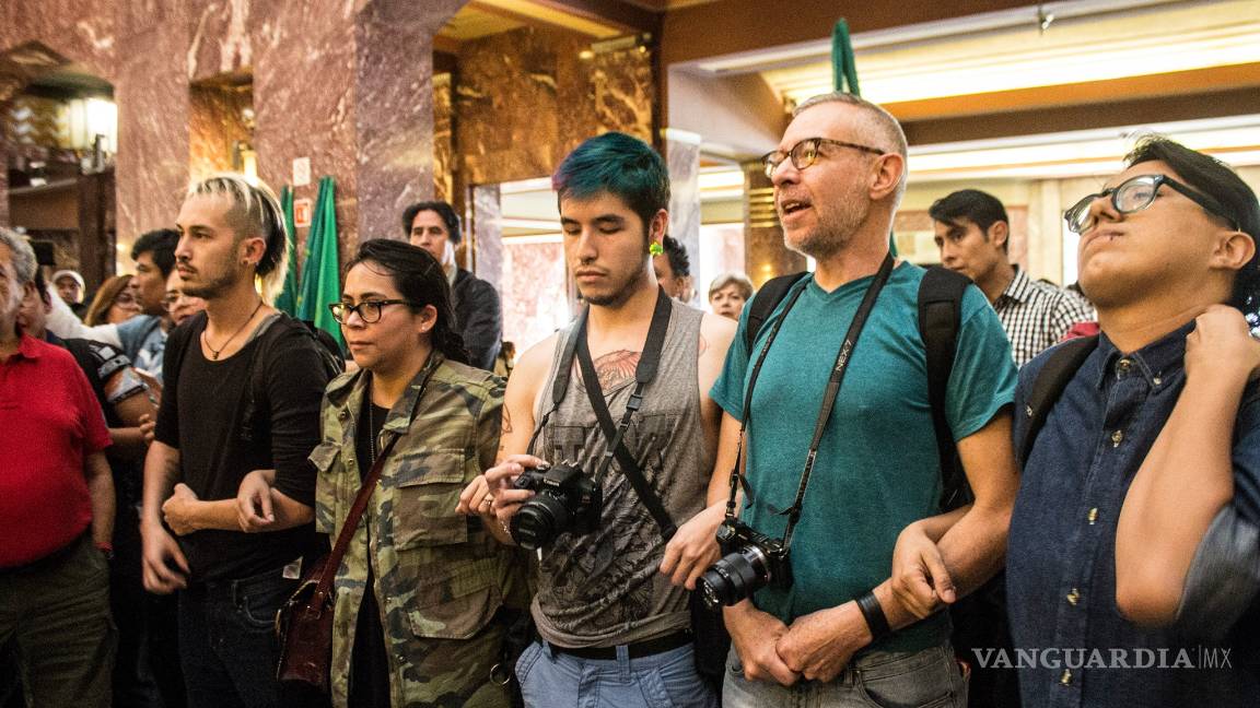 $!No queman pintura de Zapata pero sí golpean a jóvenes gays; esta comunidad convoca a protestar en Bellas Artes