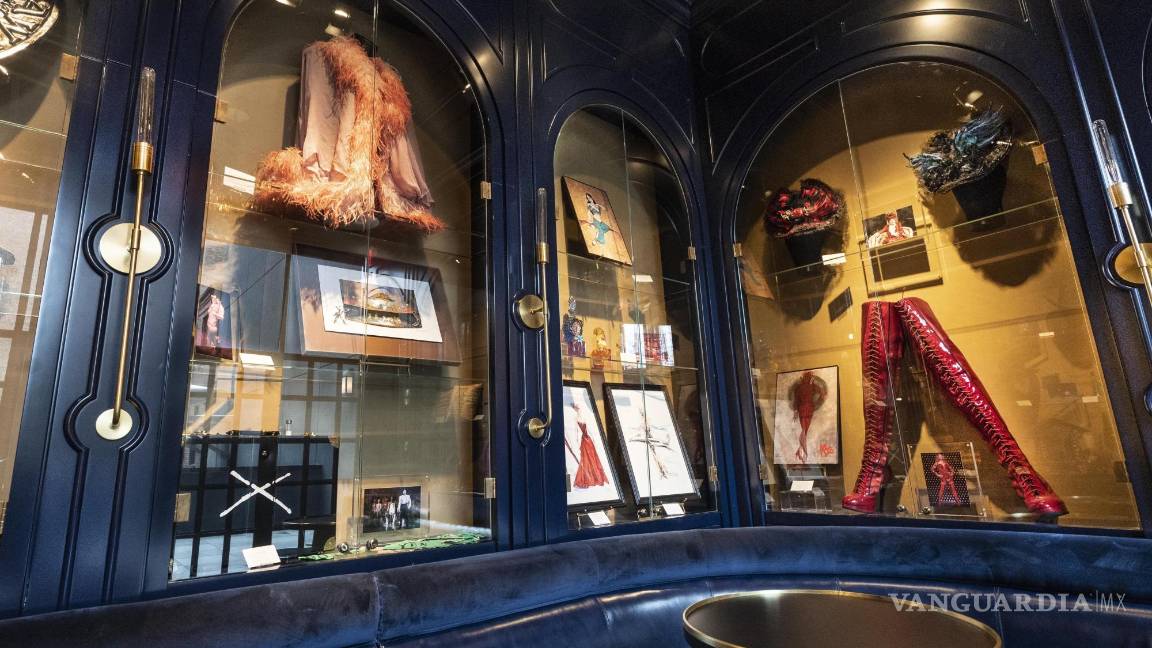 $!Blue Room (Salón Azul) del hotel The Civilian de Nueva York, con objetos de distintas obras presentadas en los teatros de Broadway. AP/Richard Drew