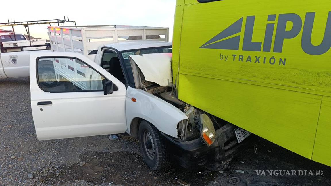 $!La camioneta terminó incrustada en la defensa del camión sobre la carretera 105, a la altura del ejido El Durazno, en el municipio de Parras.