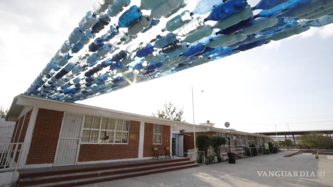 Avala Sedu colocación de techos de PET en escuelas