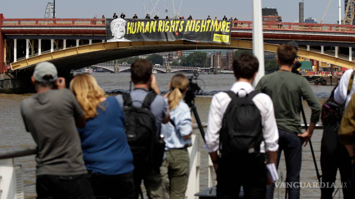 $!Exhibe Amnistía Internacional en Londres la pancarta "Trump, pesadilla de los derechos humanos”