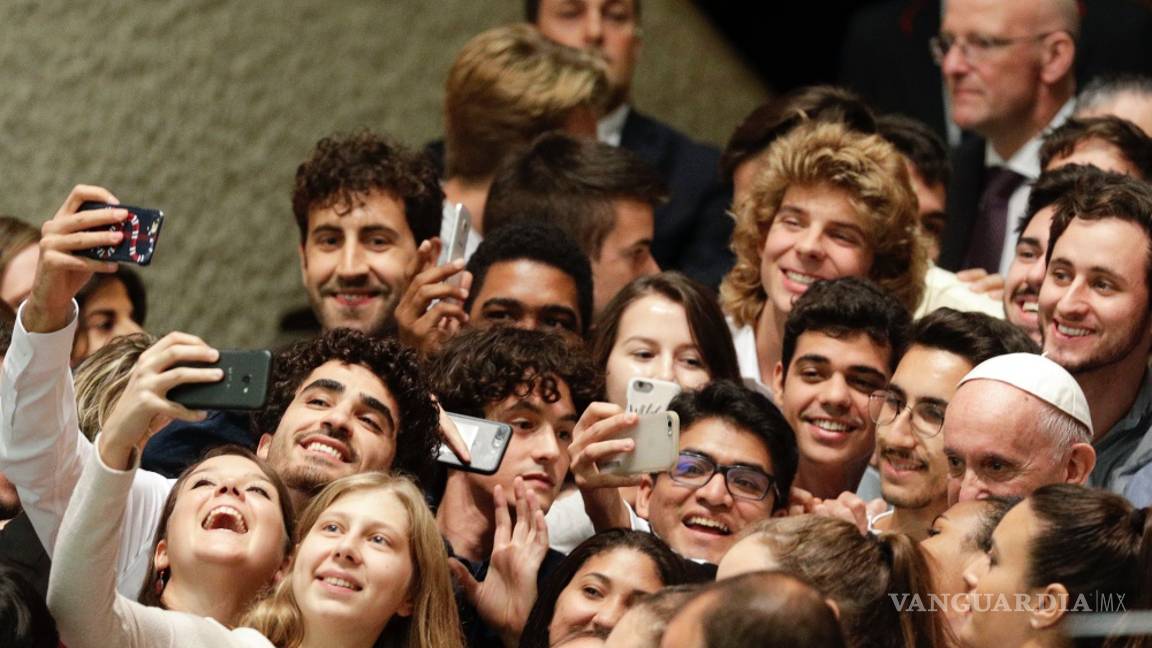 $!Joven mexicana conquista con alegría la cumbre de obispos en el Vaticano