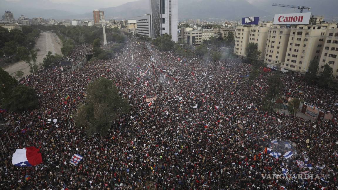 $!Más de un millón de chilenos marchan contra Sebastián Piñera y piden sacar a militares de las calles