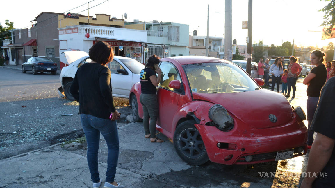 Le ‘roba’ el auto a su prima y se lo destroza en calle de Saltillo