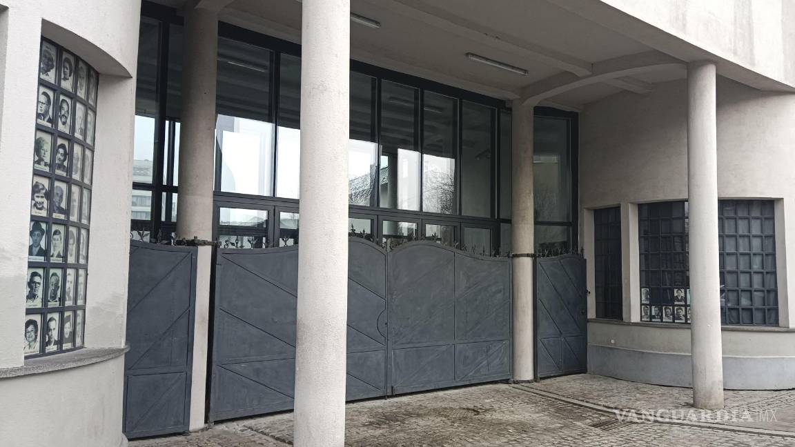 $!Puerta de entrada a la fábrica de Oskar Schindler, en Cracovia, Polonia) en una calle junto al gueto judío.