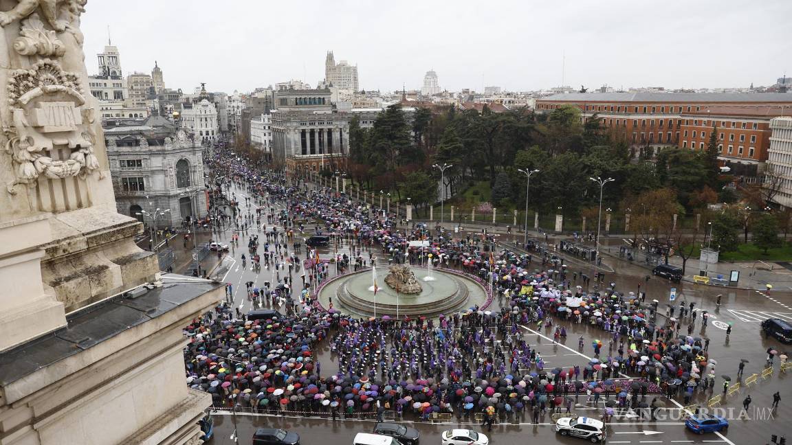 $!Plaza de Cibeles al paso de la manifestación convocada por la Comisión 8M del movimiento feminista de Madrid con motivo del Día Internacional de la Mujer.