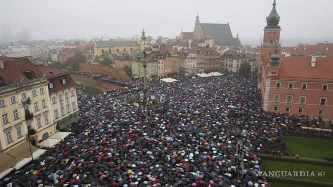 Polonia da marcha atrás en estricta ley de aborto