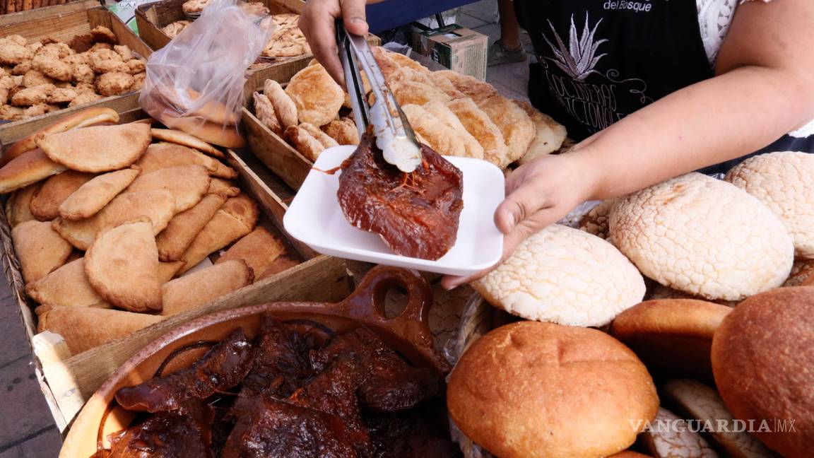 $!Las filas se multiplicaron conforme avanzó la mañana, mientras las cocineras ofrecían atoles tradicionales, aguas frescas y tamales dulces de frutos rojos, zarzamora y plátano con crema de avellanas.