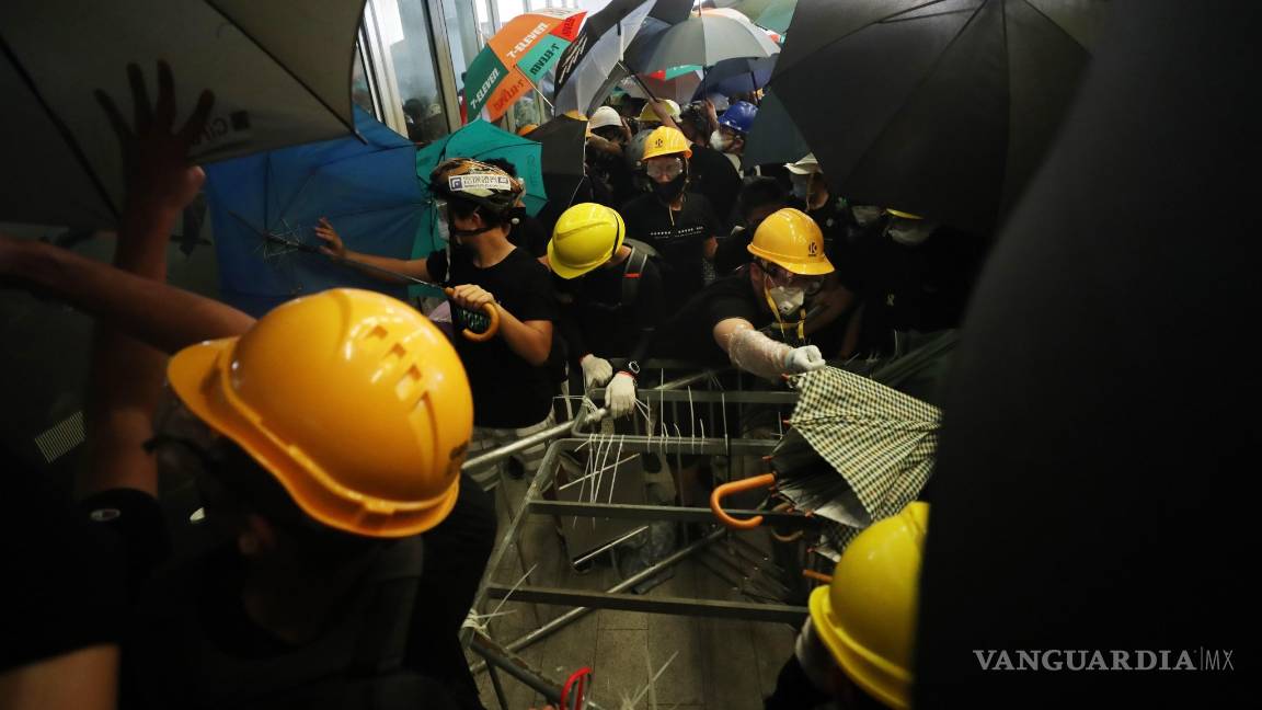 $!Manifestantes toman violentamente el control del Parlamento de Hong Kong