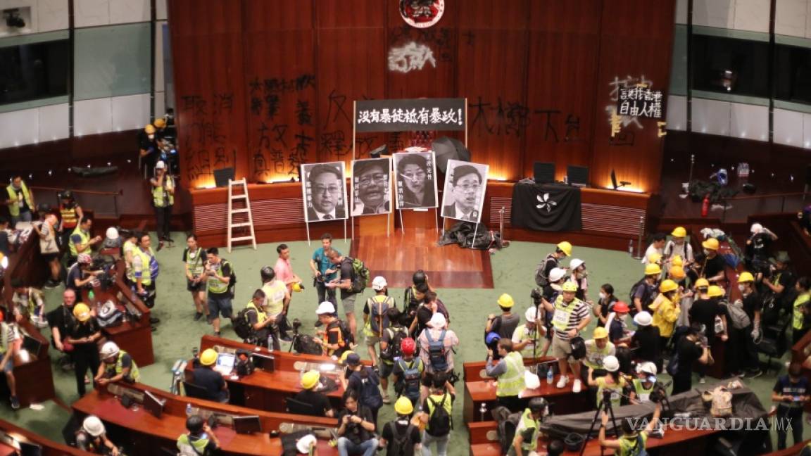 Manifestantes toman violentamente el control del Parlamento de Hong Kong