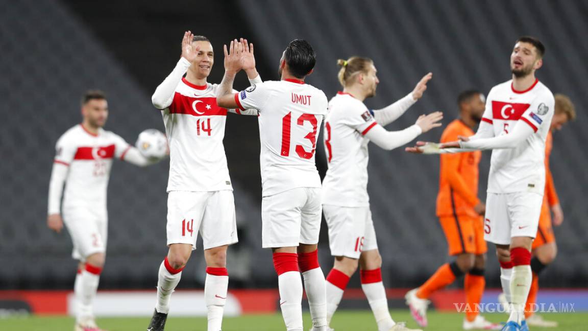 Turquía humilla a Holanda en las eliminatorias de la UEFA