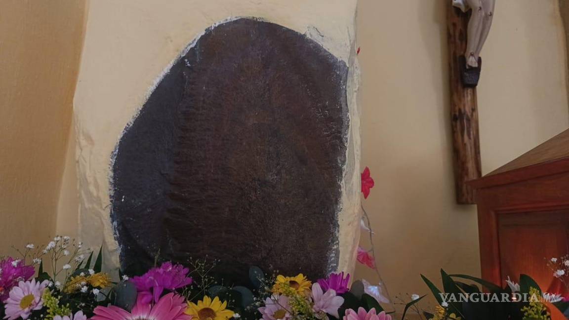 $!La imagen formada en la piedra, resguardada en el altar, es considerada un símbolo religioso por vecinos del sector.