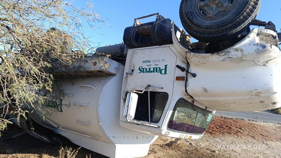 $!Las huellas de los neumáticos muestran el punto donde la pesada unidad salió de la carretera.